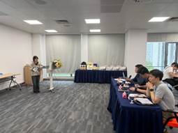 人们在房间里

中度可信度描述已自动生成